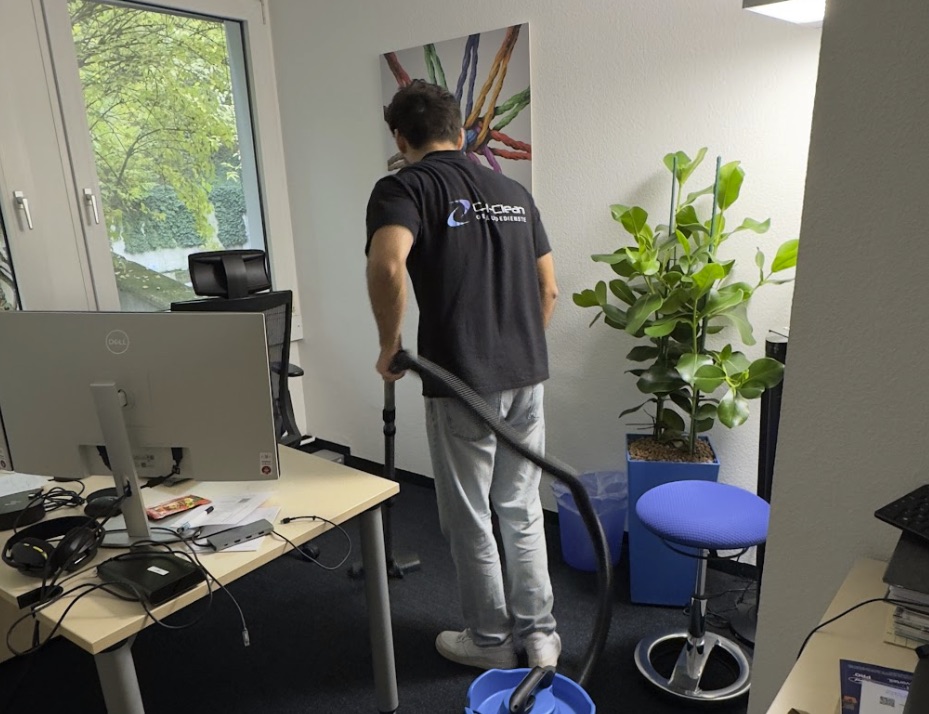 Büroreinigung in Bonn, CH-Clean Mitarbeiter saugt ein Büro