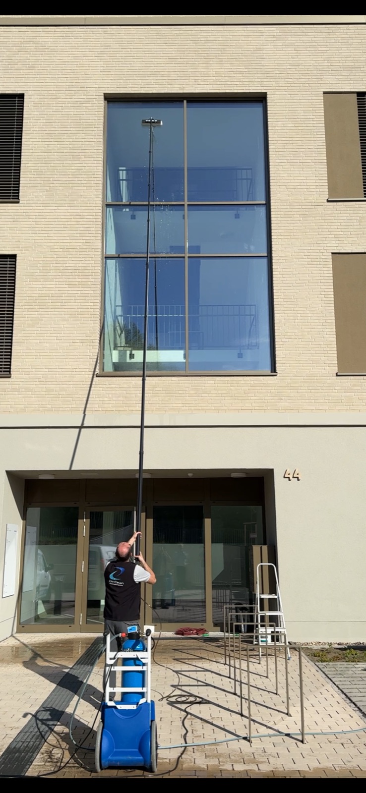Glasfassadenreinigung mit Teleskoptechnik an einem Bürogebäude in Bonn
