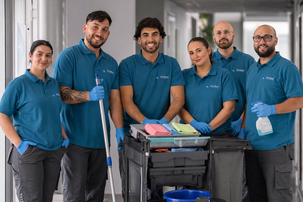 Das Team von CH-Clean Gebäudedienste in Bonn mit Reinigungswagen und Ausrüstung