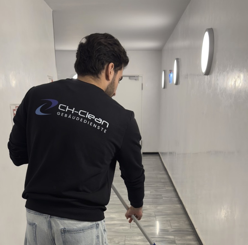 CH-Clean Mitarbeiter wischt ein Treppenhaus in einem Mehrfamilienhaus in Bonn