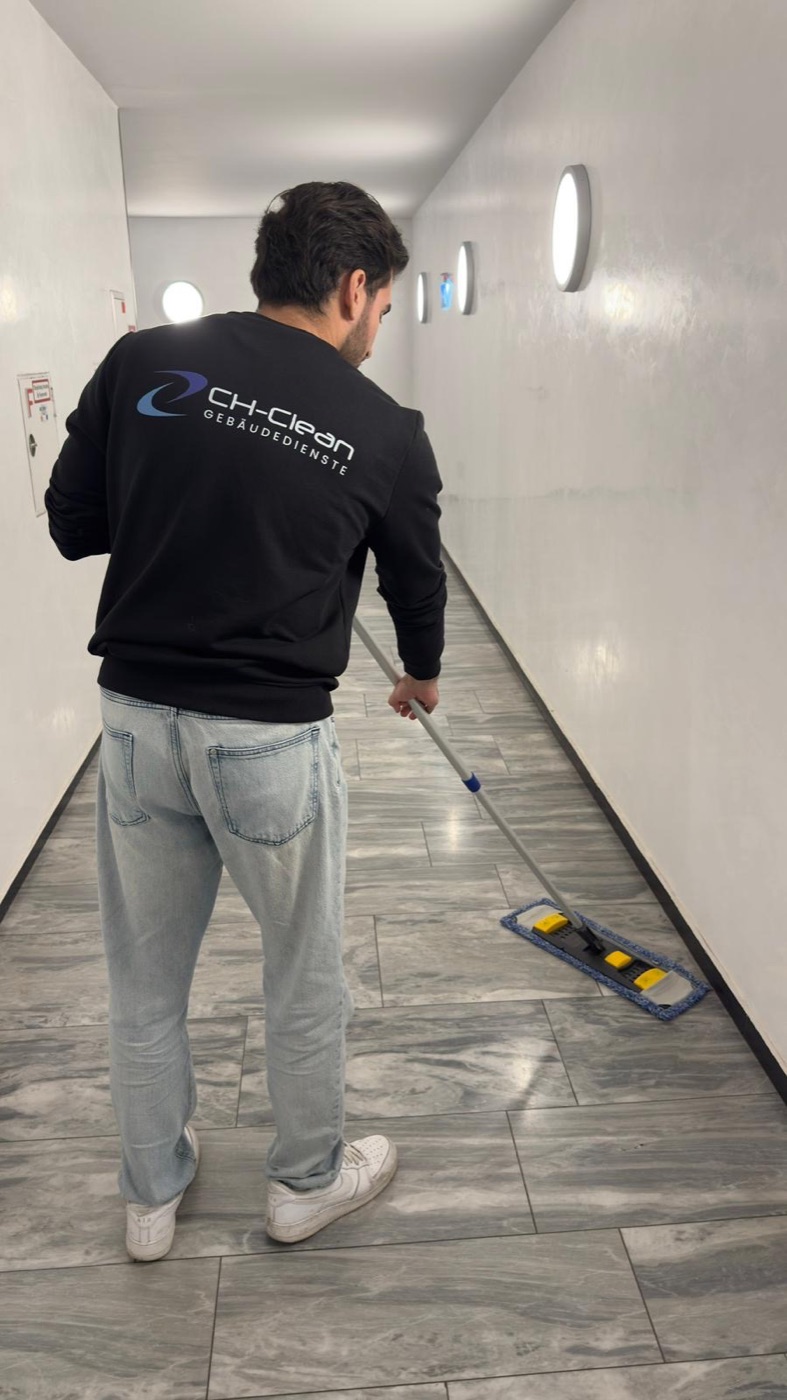 CH-Clean Mitarbeiter bei der Unterhaltsreinigung eines Flurs in Bonn